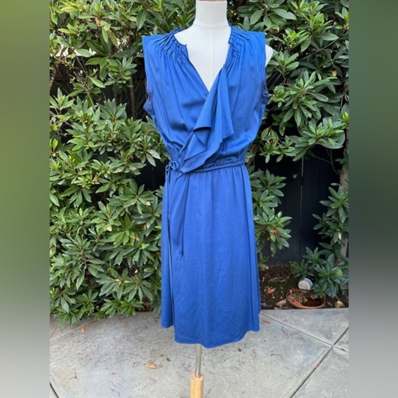 Elie Tahari Dresses & Skirts - Elie Tahari Faux Wrap Dress - size 4
